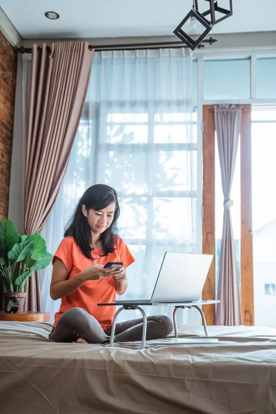 Asiatico donna working da casa — Foto Stock