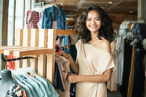 Азіатська мода власник магазину в її бутик — стокове фото
