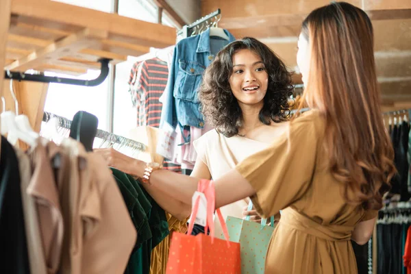 Femme dans le centre commercial de mode — Photo