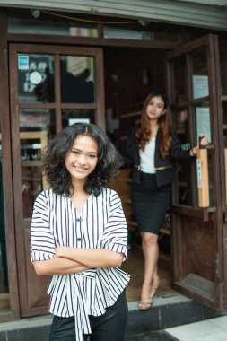 Onun butiğindeki Asyalı moda dükkanı sahibi.