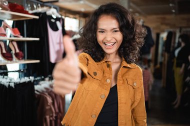 Asyalı moda dükkânı sahibi başparmağını kaldırdı