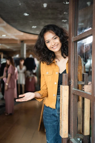 Asijské módní obchod majitel na její butik — Stock fotografie