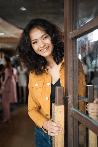 Onun butiğindeki Asyalı moda dükkanı sahibi.