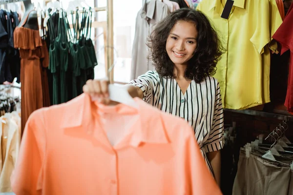 Shopping femme acheter des vêtements — Photo