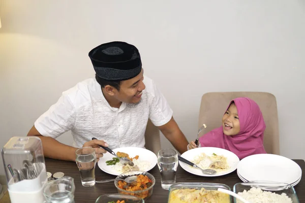 Uomo colazione cena con la figlia e la famiglia — Foto Stock