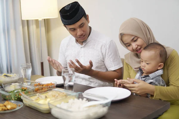 Prier en famille avant de dîner ensemble — Photo
