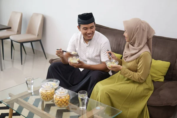 Pasangan memiliki beberapa makanan untuk melanggar puasa — Stok Foto