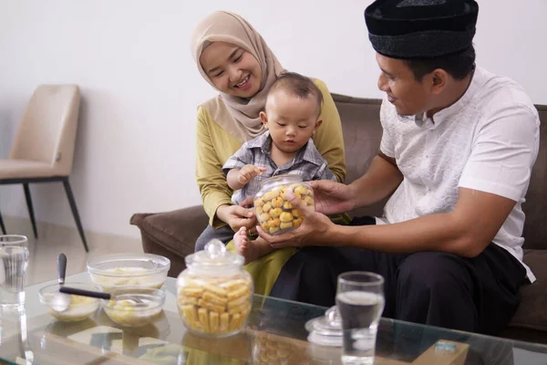 Familie met snack op hari raya of eid mubarak — Stockfoto