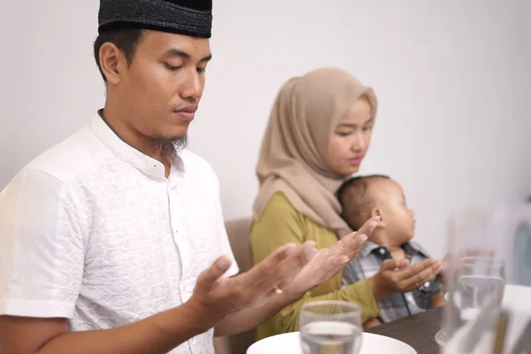 Muslim jíst otevřenou ruku a modlit se k Bohu — Stock fotografie