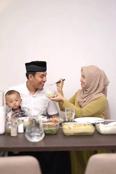 Família muçulmana quebrando o rápido no ramadã — Fotografia de Stock