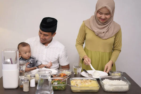 Muslimsk familie bryter rasen på ramadan – stockfoto