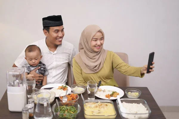 Keluarga muslim membuat panggilan video telepon saat makan malam — Stok Foto