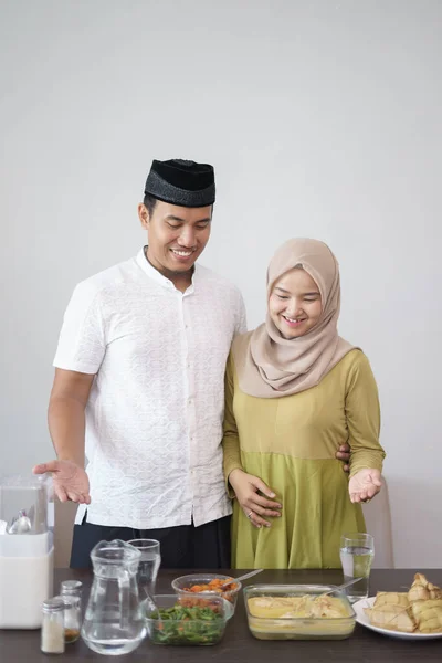Pasangan muslim menyajikan makanan mereka — Stok Foto