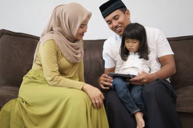 Aile evden uzakta çalışıyor ve okuyor.