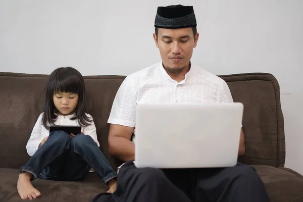 Mann sitzt mit seiner Tochter am Laptop — Stockfoto