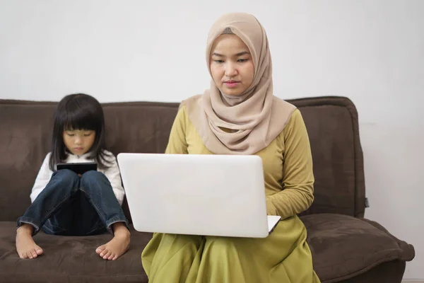 Frau arbeitet fernab von zu Hause — Stockfoto