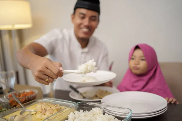 Homem quebrando o jantar rápido com sua filha e família — Fotografia de Stock