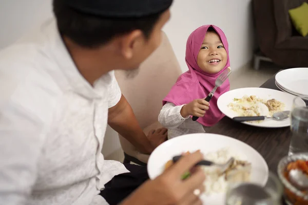 イスラム教徒の家族の夕食の休憩一緒に断食 — ストック写真