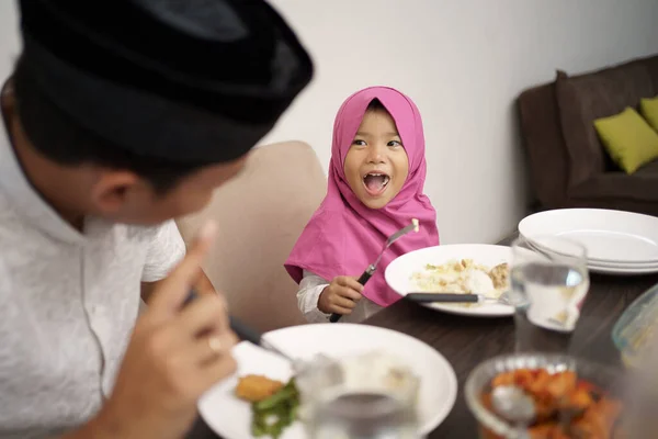 Famiglia musulmana pausa cena digiuno insieme — Foto Stock