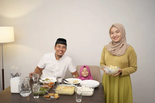 Keluarga muslim yang indah makan malam bersama — Stok Foto
