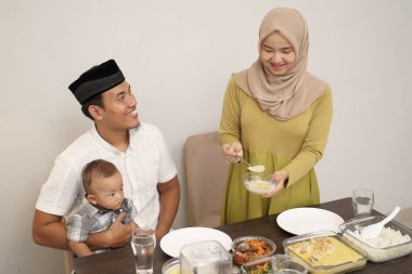 Kadın kocasına yemek servisi yapıyor.