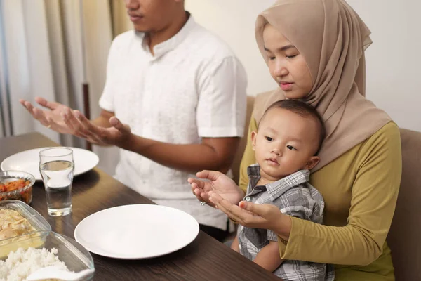 Keluarga berdoa sebelum makan malam bersama — Stok Foto