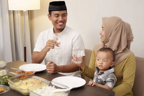Ramadan期间与幼儿共进早餐的穆斯林家庭 — 图库照片