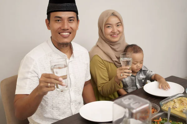 Família muçulmana com pequeno-almoço infantil durante o ramadã — Fotografia de Stock