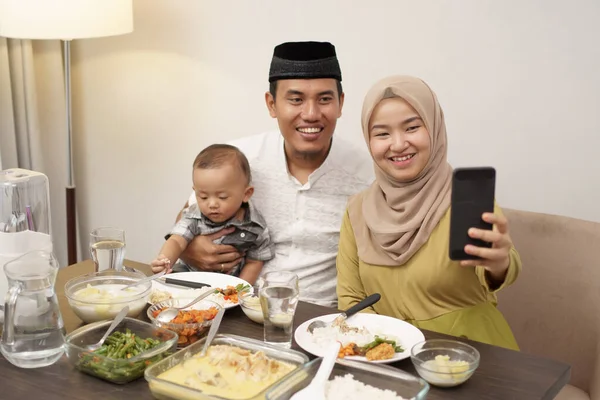 Keluarga muslim membuat panggilan video telepon saat makan malam — Stok Foto