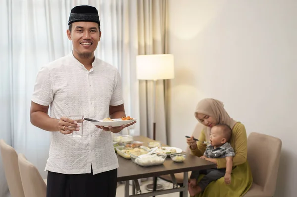 Keluarga memiliki sarapan pagi sebelum fajar — Stok Foto