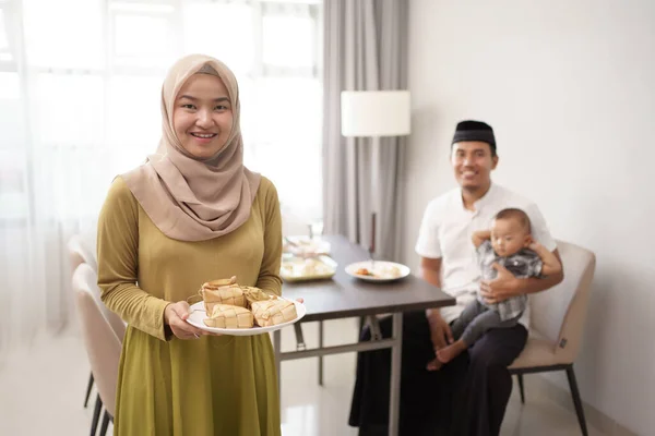 Mujer sosteniendo ketupat o pastel de arroz para eid —  Fotos de Stock