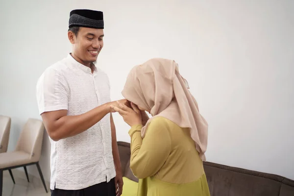 Muslimsk kvinna ber om ursäkt till sin man — Stockfoto