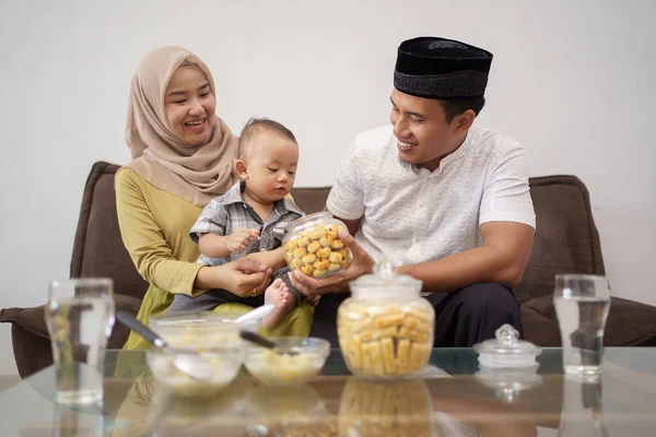 Keluarga memiliki makanan ringan di hari raya atau eid mubarak — Stok Foto