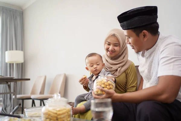 Keluarga memiliki makanan ringan di hari raya atau eid mubarak — Stok Foto