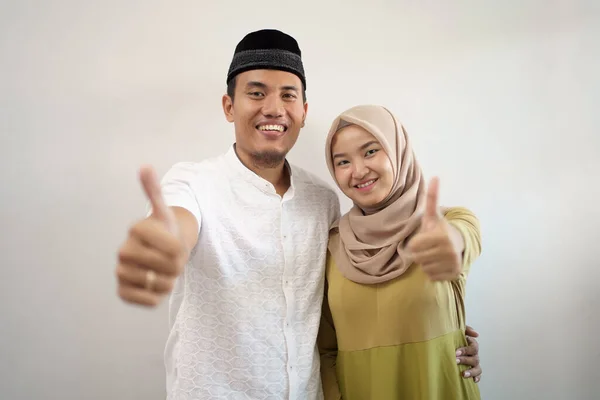 Muslimský pár ukazující palec nahoru — Stock fotografie