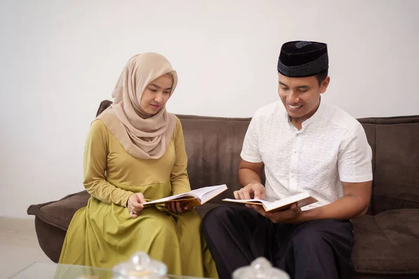 Muslim pasangan membaca quran suci — Stok Foto