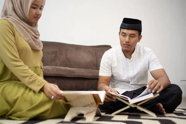 Pareja musulmana leyendo sagrado quran —  Fotos de Stock