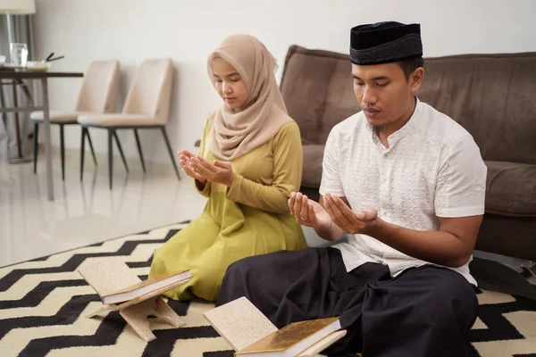 Pareja musulmana leyendo sagrado quran —  Fotos de Stock