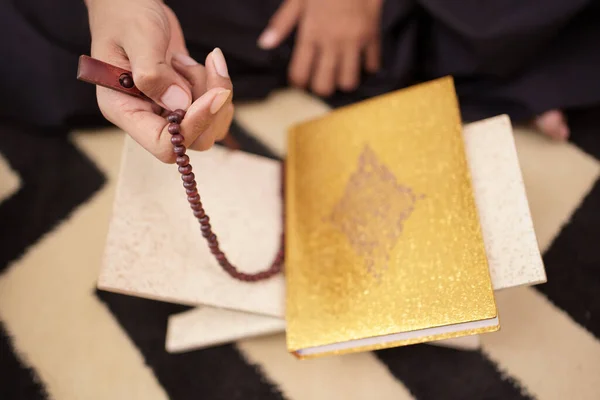 Leyendo el sagrado Corán y contando con cuentas de oración —  Fotos de Stock