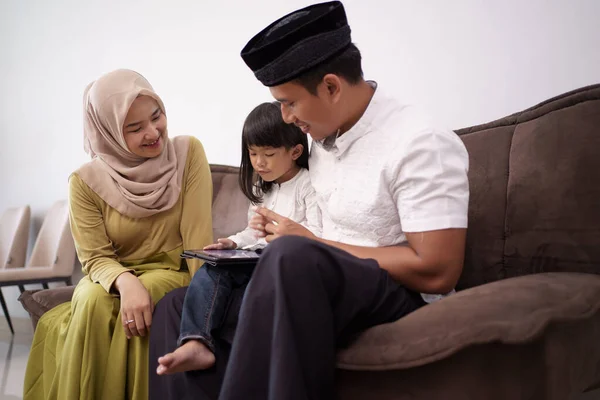 Keluarga bekerja jauh dari rumah duduk bersama — Stok Foto