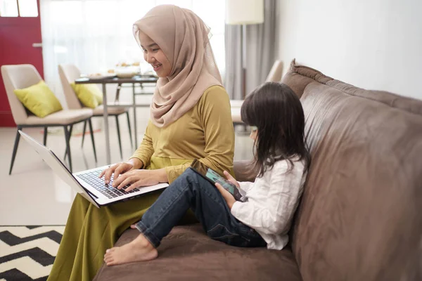 Wanita yang bekerja jauh dari rumah — Stok Foto