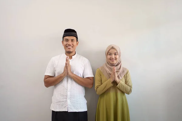 Muslim pasangan salam sambil berdiri — Stok Foto