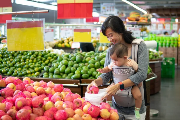 Matka a dítě nakupování — Stock fotografie