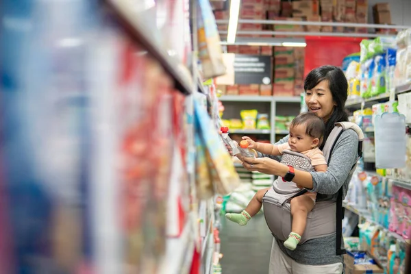 母親と赤ん坊のショッピング — ストック写真