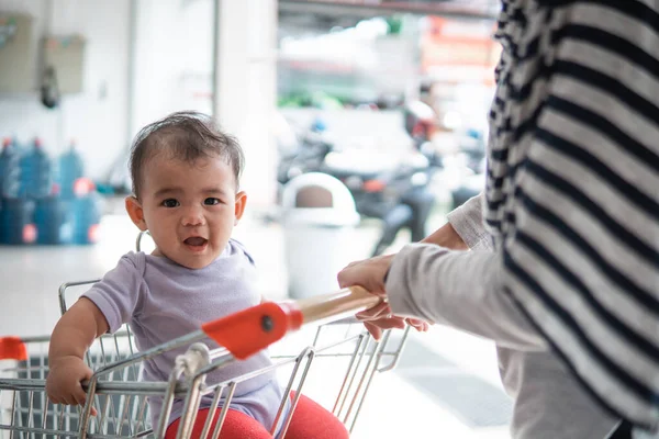 幸せな赤ちゃんはショッピングカートに1人で座って — ストック写真