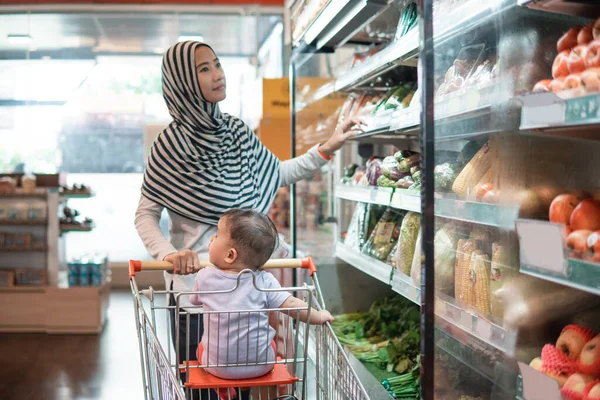 Moeder en baby winkelen — Stockfoto