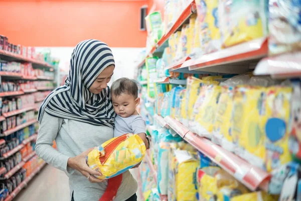 Mãe e bebê compras — Fotografia de Stock