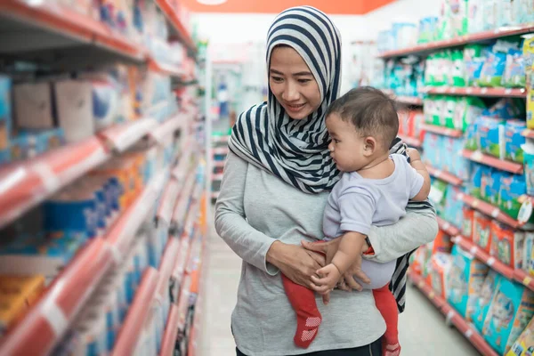 Moeder kopen baby product met dochter — Stockfoto