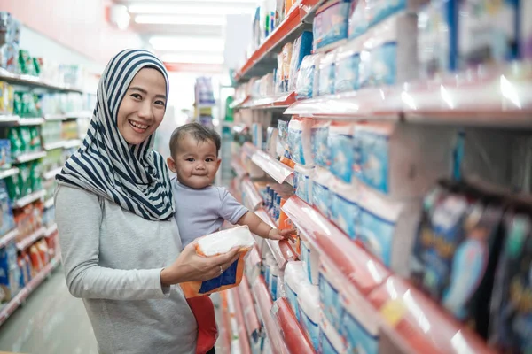 Mãe e bebê compras — Fotografia de Stock