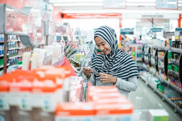 Γυναίκα ψώνια στο σούπερ μάρκετ μπακάλικο — Φωτογραφία Αρχείου